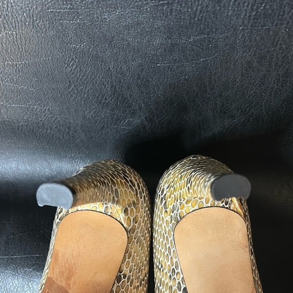 NEW NEVER WORN  Stuart Weitzman Logo Plainfield Peep Toe Pumps Size 7.5 - Picture 10 of 11